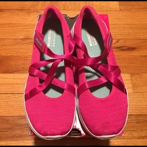 Skechers Girl shoes size 4M, new in box